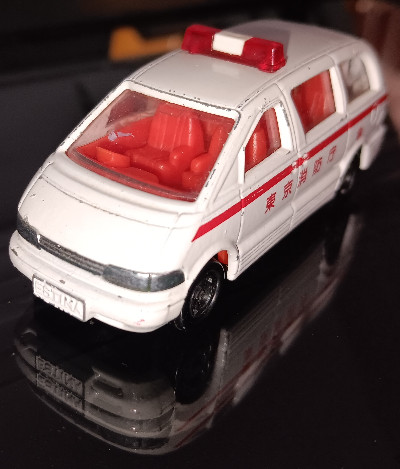 TOMICA TOYOTA ESTIMA AMBULAMCE 1/64 TOMY no. 99 DX R/C