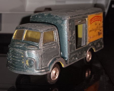 CORGI TOYS 435 KARRIER BANTAM DAIRY PRODUCE VAN 1962-64 DIECAST TRUCK LORRY