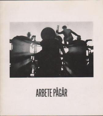 Arbete Pgr : Fotografier av Yngve Baum, Piet van Den Blanken, Edouard Boubat, Ren Burri, Henri Cartier-Bresson, Ernest Cole, Nick Hedgeas, Jean Hermansson, Lewis Hine, Jens S Jensen, Franois Kollar, Chris Killip, Gunnar Lundh, Sebastio Salgado m fl.