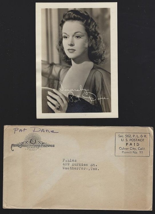 VINTAGE ORIGINAL STUDIO SIGNED PHOTOGRAPH OF PAT DANE WITH ORIGINAL ENVELOPE