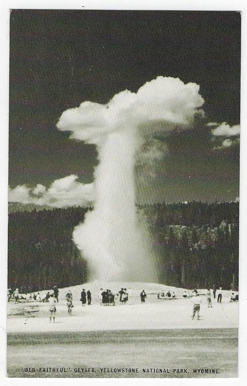 OLD FAITHFUL GEYSER, YELLOWSTONE NATIONAL PARK, WYOMING