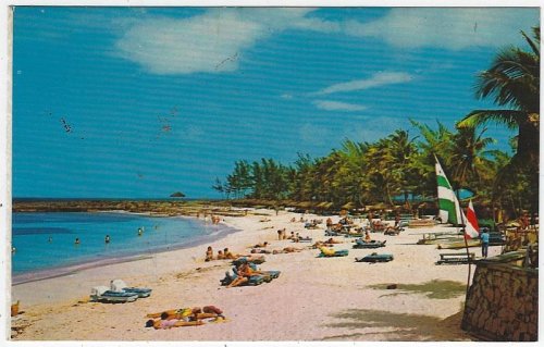 PARADISE BEACH ON BEAUTIFUL PARADISE ISLAND, NASSAU, BAHAMAS