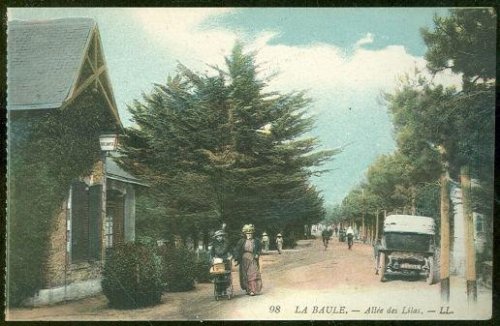 LA BAULE, FRANCE ALLEE DE LILAS