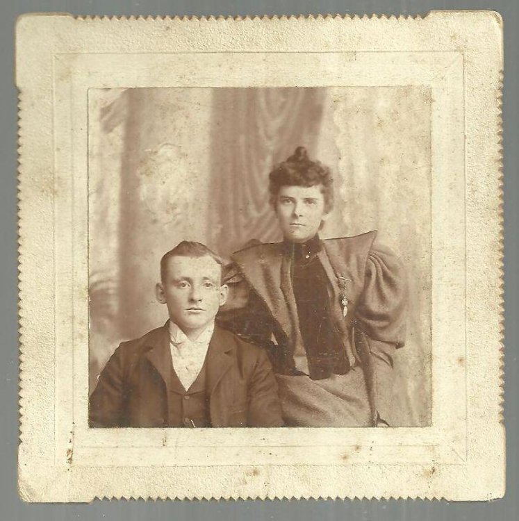 CABINET CARD OF YOUNG COUPLE GOODWIN'S STUDIO, PROVIDENCE, RHODE ISLAND