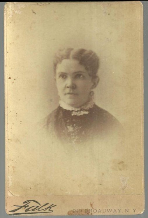 CABINET CARD OF LADY FROM NEW YORK CITY
