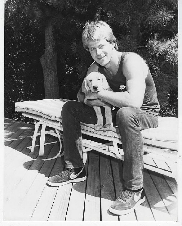 ORIGINAL PHOTOGRAPH KIN SHRINER WITH HIS DOG CINIMUM AT HOME IN MALIBU, RITUALS, SEPTEMBER 1984