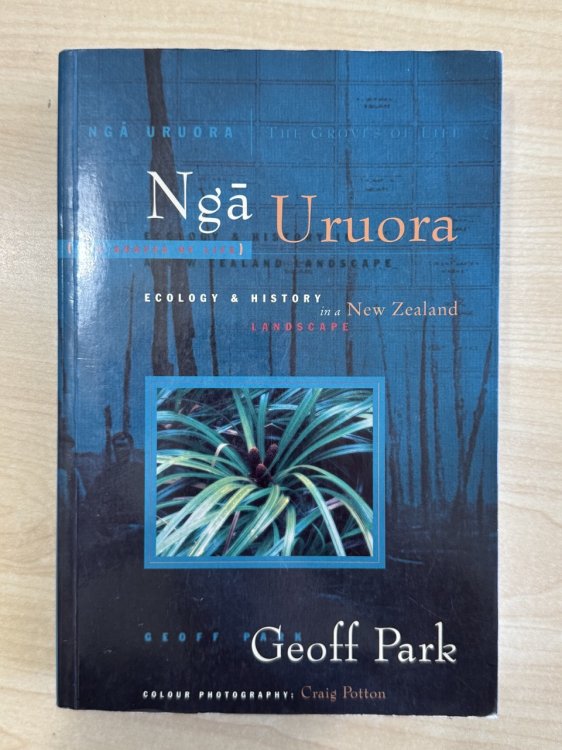Nga Uruora/The Groves of Life: Ecology and History in a New Zealand Landscape