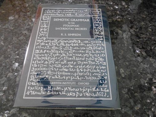 Demotic Grammar in the Ptolemaic Sacerdotal Decrees (Griffith Institute Monographs) (Egyptian Edition)