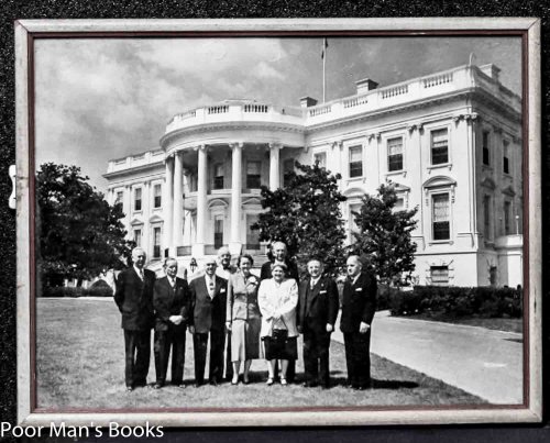 GROUP OF DIGNITARIES ON WHITE HOUSE LAWN 1970. [LBC