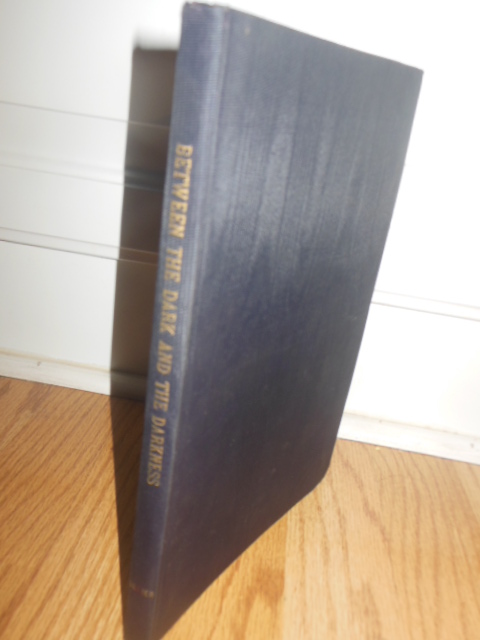 Between the Dark and the Darkness Special Limited Edition 1950)